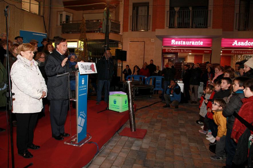 Encendido de Luces de Navidad 2018 - Imagen parcial del alcalde dando el discurso y del público asistente.