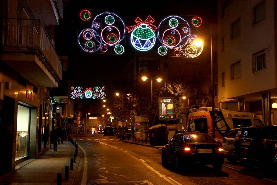 Encendido de Luces de Navidad 2018 - Primer plano de un adorno navideño colgante encendido.