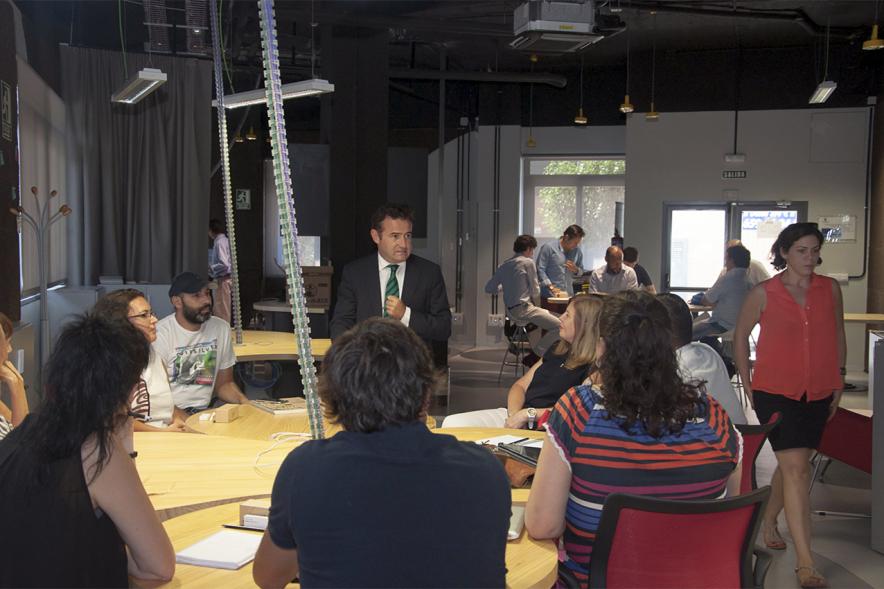 Presentación Startup Coworking Alcobendas -  El ponente con los asistentes.