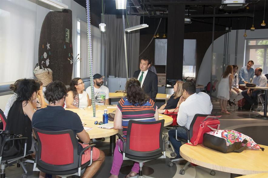 Presentación Startup Coworking Alcobendas - El ponente con los asistentes.