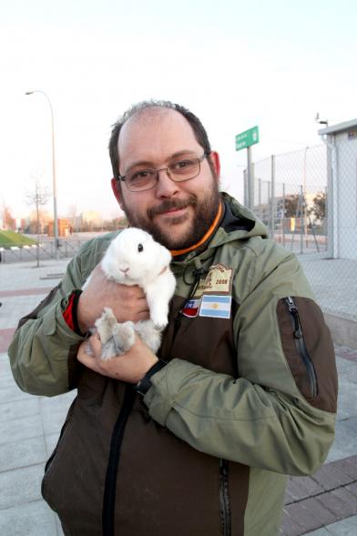 Bendición de Animales por San Antón en la Parroquia San Juan XXIII - Imagen de una persona mostrando su conejo.