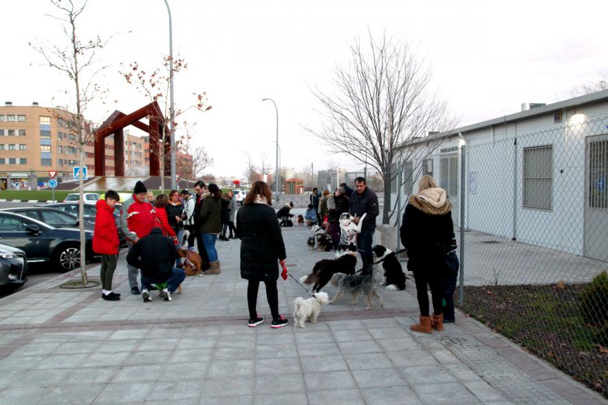 Bendición de Animales por San Antón en la Parroquia San Juan XXIII - Imagen del exterior de la iglesia, donde hay muchas personas reunidas con sus animales.