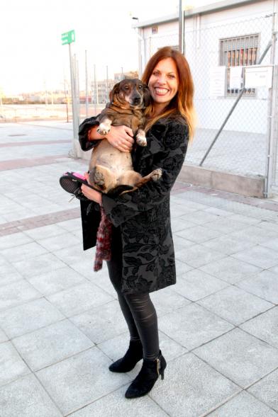 Bendición de Animales por San Antón en la Parroquia San Juan XXIII -Imagen del exterior de una persona con su perrito en brazos.