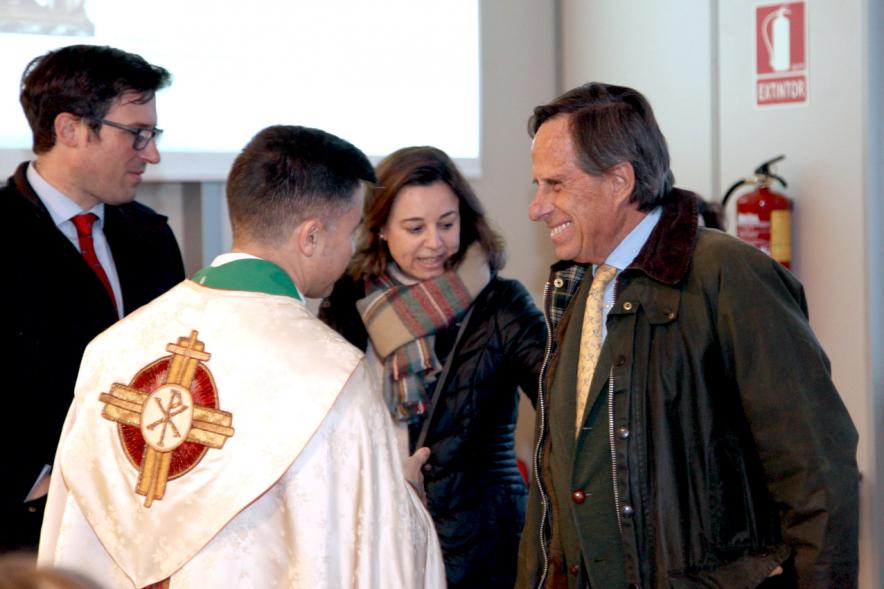 Bendición de Animales por San Antón en la Parroquia San Juan XXIII - Imagen del Alcalde García de Vinuesa charlando con el cura que ha oficiado la misa. 