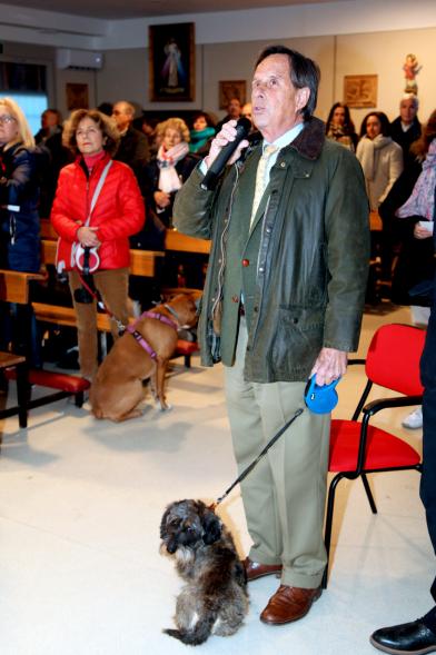 Bendición de Animales por San Antón en la Parroquia San Juan XXIII - Imagen del Alcalde García de Vinuesa dirigiéndose a los presentes.