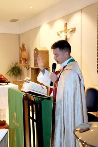 Bendición de Animales por San Antón en la Parroquia San Juan XXIII - Imagen de un momento de la misa, el cura en su homilía.
