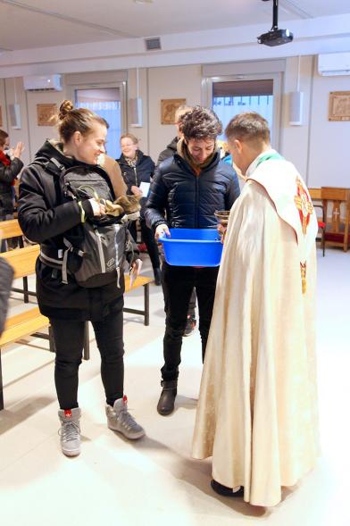 Bendición de Animales por San Antón en la Parroquia San Juan XXIII - Imagen de dos personas una llevando a un gato y la otra lleva un pez.