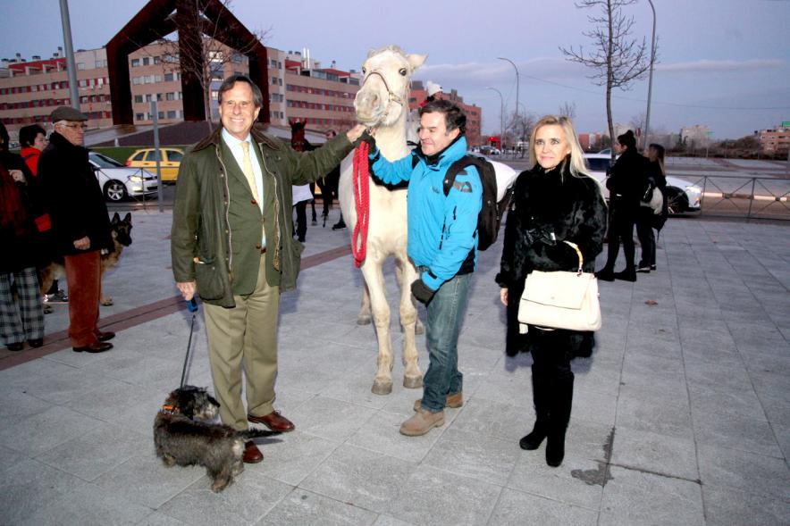 Bendición de Animales por San Antón en la Parroquia San Juan XXIII - Imagen del Alcalde García de Vinuesa en el exterior de la iglesia acariciando un caballo. 