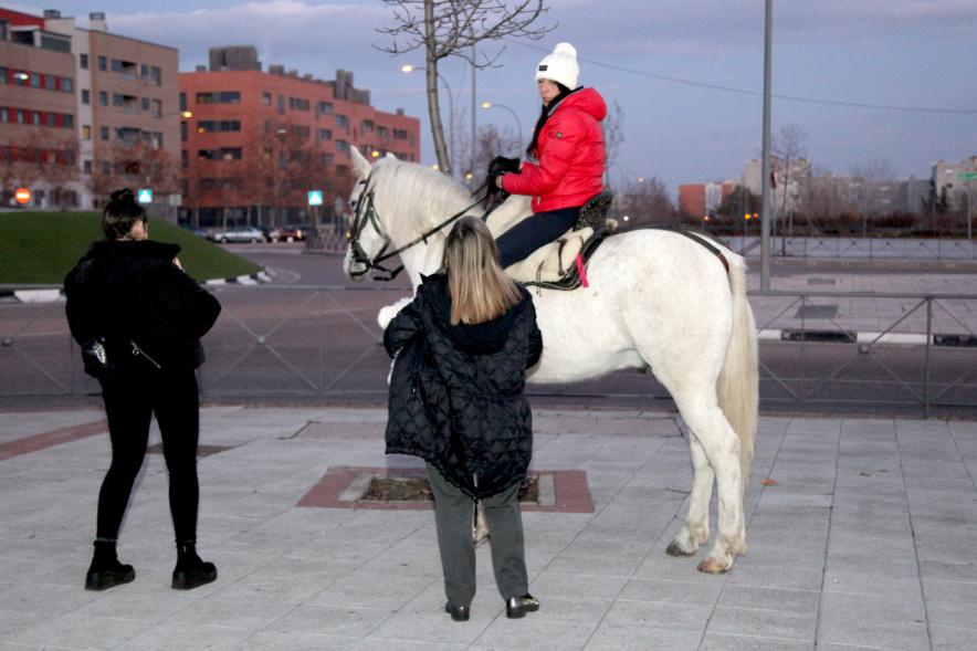 Bendición de Animales por San Antón en la Parroquia San Juan XXIII - Imagen de una persona montada a caballo acercándose a la iglesia para que bendigan a su animal.
