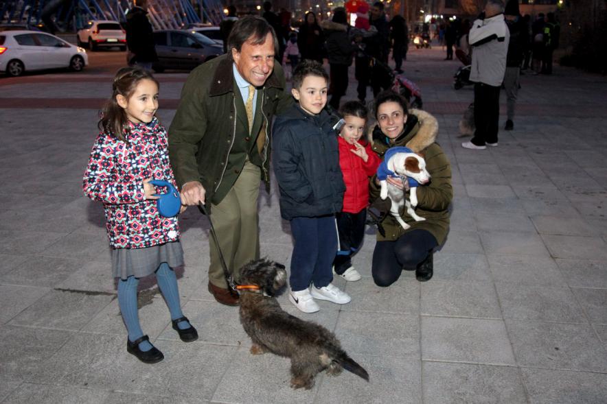 Bendición de Animales por San Antón en la Parroquia San Juan XXIII - Imagen del Alcalde García de Vinuesa fotografiándose junto a otras personas en el exterior de la iglesia.