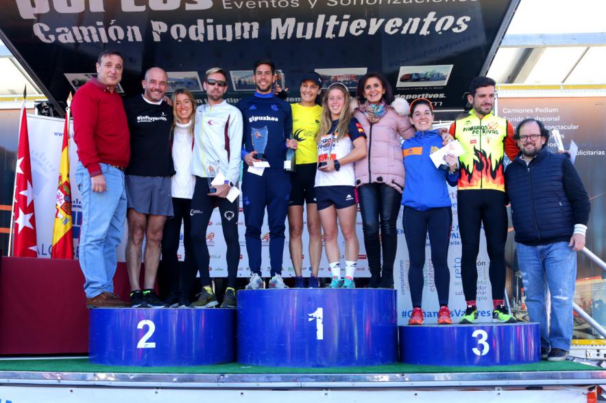 San Silvestre 2018 - Pódium de los ganadores y las autoridades municipales con ellos.