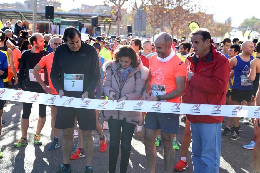 San Silvestre 2018 - Fernando Martínez, Mar Rodríguez y Ramón Cubián, concejales del ayuntamiento cortando la cinta de salida.