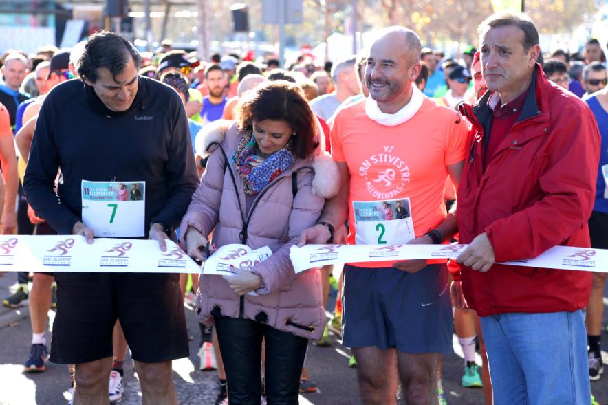 San Silvestre 2018 - Imagen de las autoridades municipales cortando la cinta de salida.