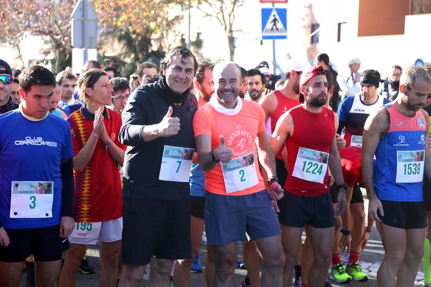 San Silvestre 2018 - Fernando Martínez, concejal de cultura y  Ramón Cubián, concejal de desarrollo, en la carrera y  saludando a la cámara.