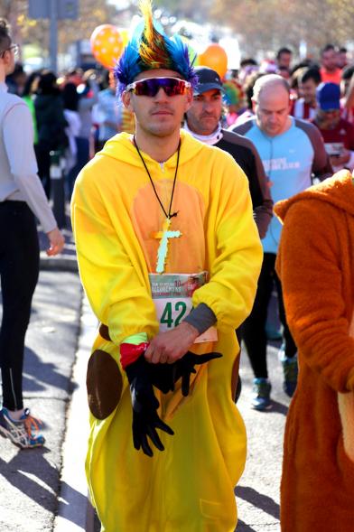 San Silvestre 2018 - Primer plano de un corredor disfrazado  de superhéroe anime.