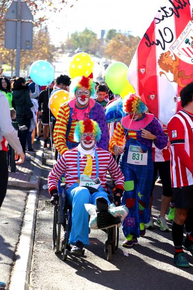 San Silvestre 2018 - Grupo de corredores disfrazados de payasos y uno en silla de ruedas.