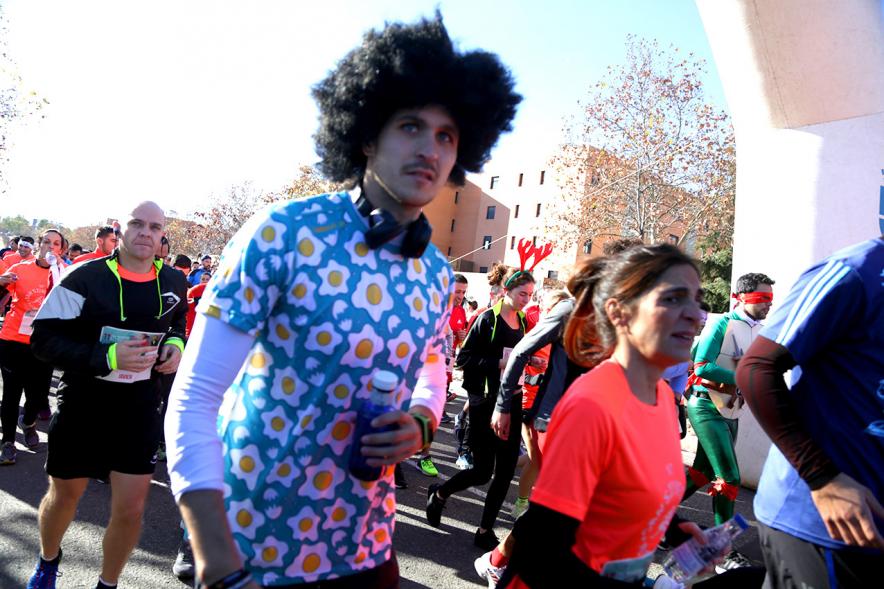 San Silvestre 2018 - Primer plano de dos  corredores, uno con peluca.