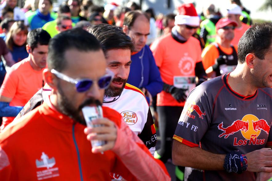 San Silvestre 2018 -  Primer plano de un corredor tomando un batido.
