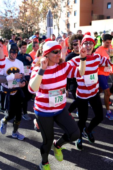 San Silvestre 2018 - Pareja de corredoras disfrazas de Buscando a Wally.