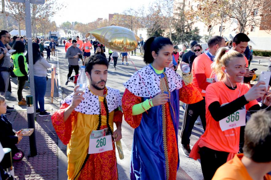 San Silvestre 2018 - Pareja de corredores disfrazados de Reyes Magos.