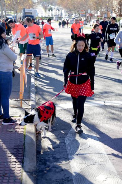 San Silvestre 2018 - Plano de una corredora con su perro también disfrazado.