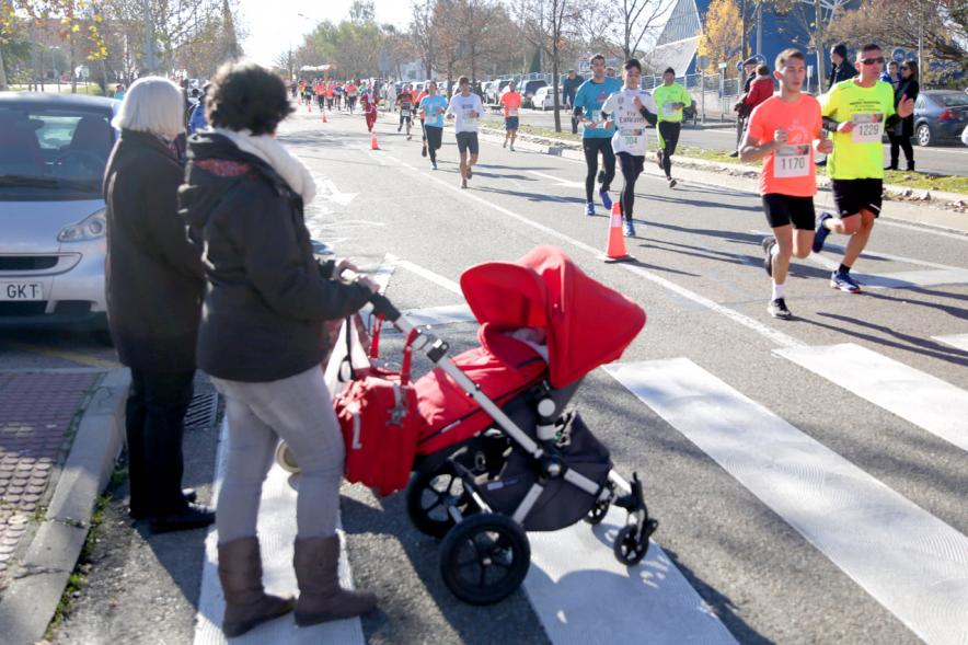 San Silvestre 2018 - Imagen de una familia viendo pasar  a los corredores.