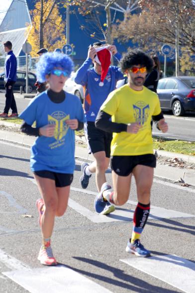 San Silvestre 2018 -  Dos corredores con pelucas.