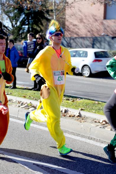 San Silvestre 2018 - rimer plano de un corredor disfrazado de pájaro de colores.