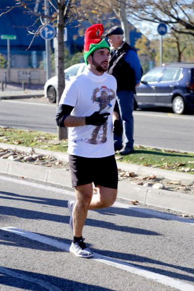 San Silvestre 2018 - Primer plano de un   corredor con sombrero de Elfo.