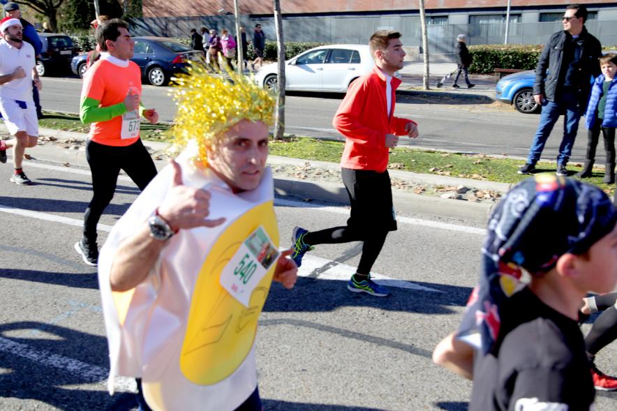 San Silvestre 2018 -Primer plano de un corredor disfrazado de pájaro.