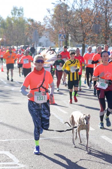 San Silvestre 2018 - Imagen de una corredora con su perro.