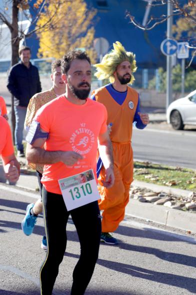 San Silvestre 2018 - Primer plano de dos  corredores, uno con peluca.