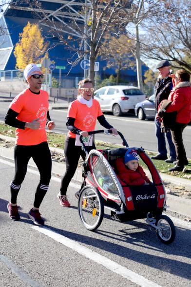 San Silvestre 2018 - Imagen de un matrimonio con su niño, corriendo.