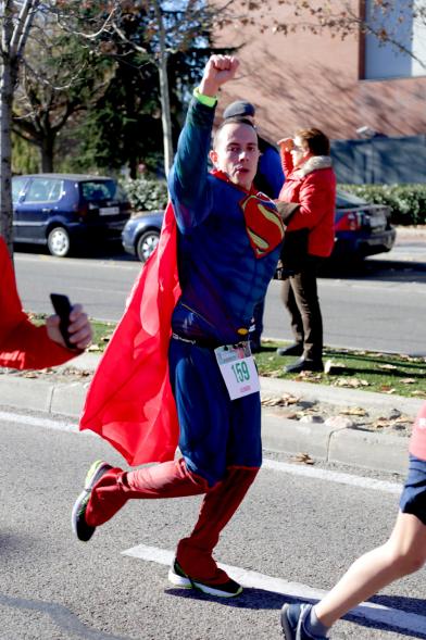 San Silvestre 2018 - Imagen de un corredor disfrazado de Superman.