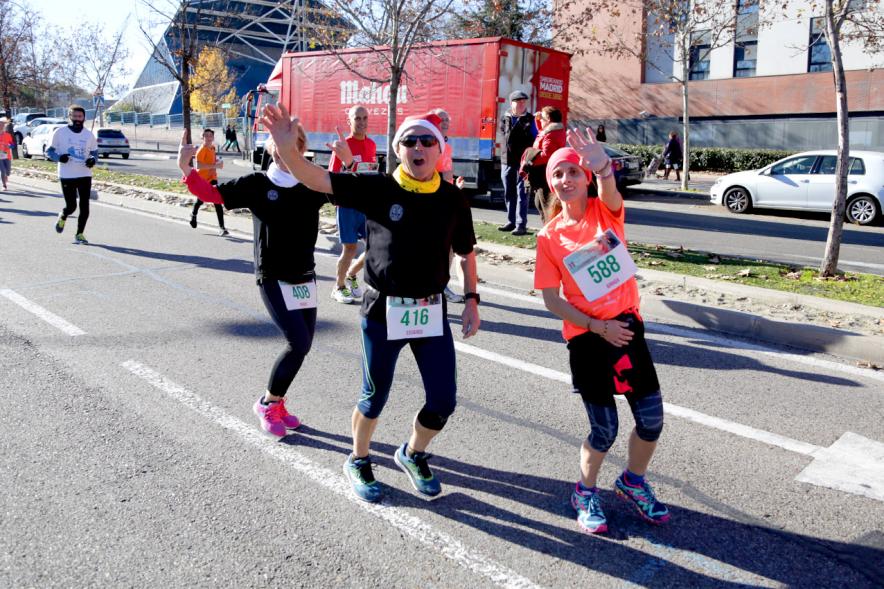 San Silvestre 2018 - Imagen de dos corredores saludando a la cámara.