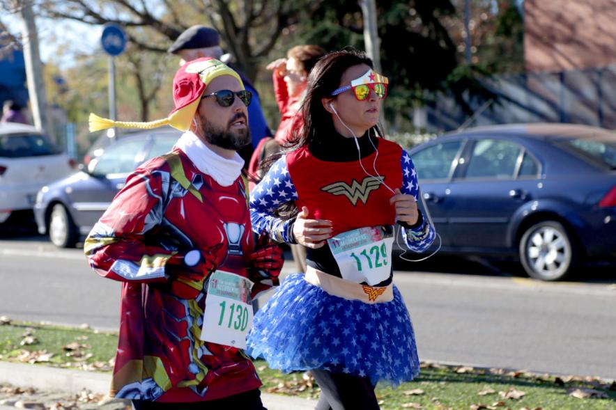 San Silvestre 2018 - Pareja de corredores disfrazados de superhéroes.