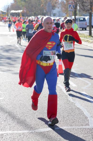 San Silvestre 2018 - Imagen de varios corredores disfrazados de Superman y Batman.