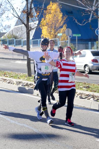 San Silvestre 2018 -  Imagen de dos corredores disfrazados de Buscando a Wally.