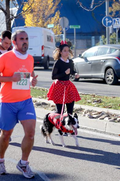 San Silvestre 2018 - Primer plano de una corredora disfrazada con su perro también disfrazado.