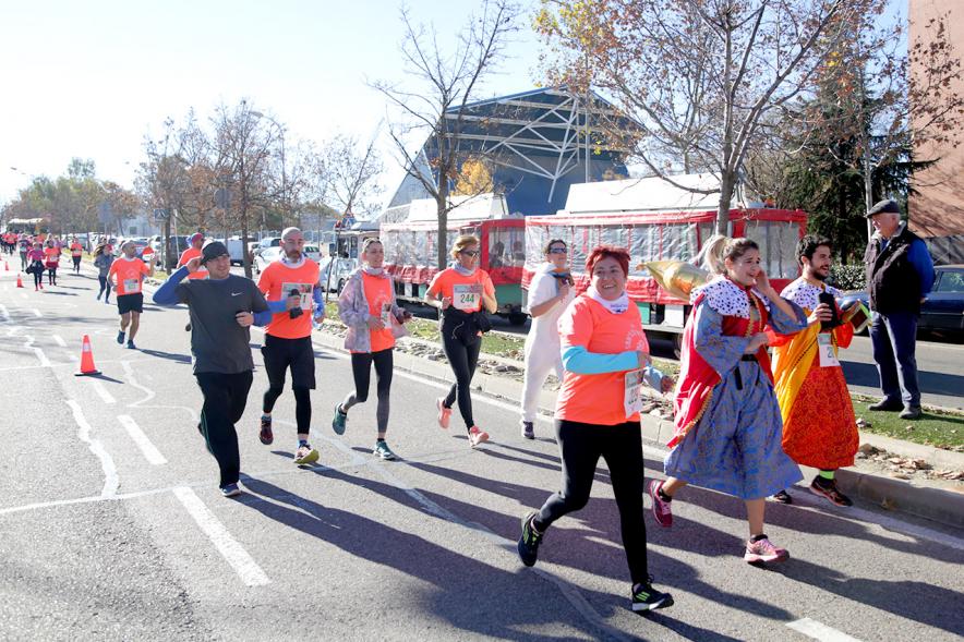 San Silvestre 2018 - Imagen de los corredores disfrazados de reyes  magos muy sonrientes.