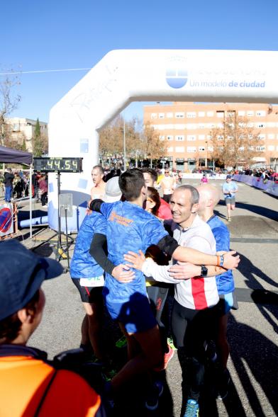 San Silvestre 2018 - Imagen del abrazo entre los corredores al final.
