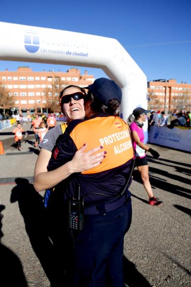 San Silvestre 2018 - Imagen de una corredora abraza a un miembro de Protección Civil.