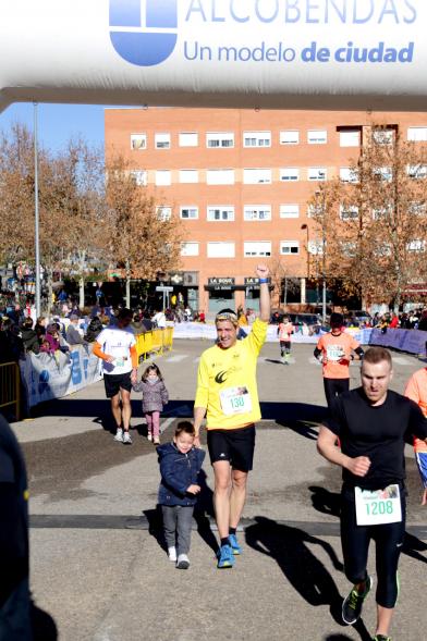 San Silvestre 2018 -  Primer plano de un padre con  su hijo en la carrera.
