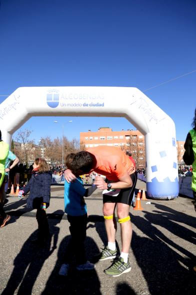 San Silvestre 2018 - Primer plano de un padre besando a su hijo en la carrera.