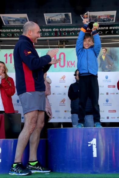 San Silvestre 2018 -   Ramón Cubián,  concejal  de desarrollo, aplaudiendo a un ganador infantil. 