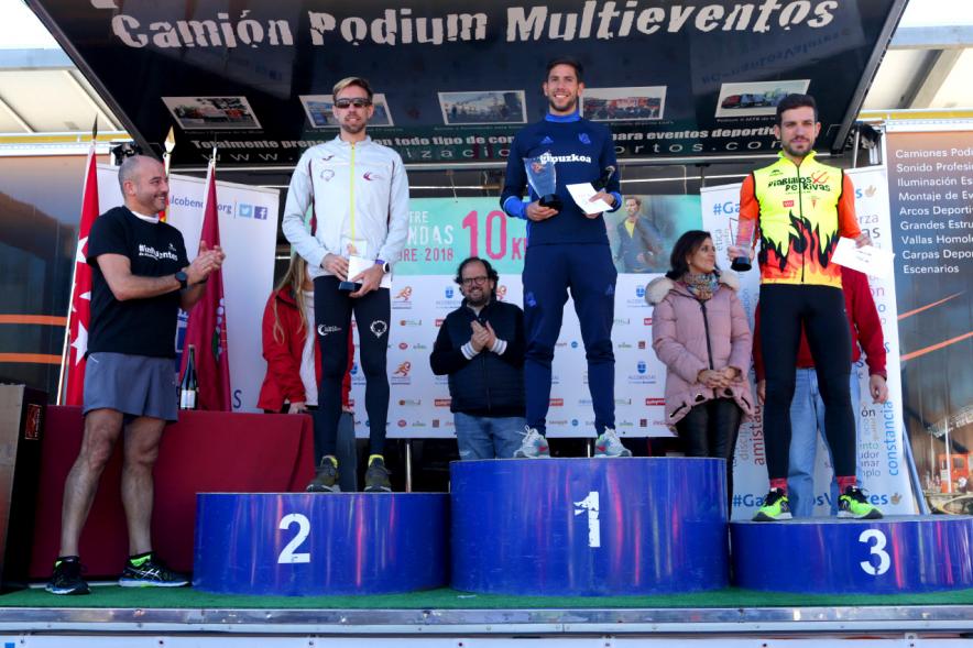San Silvestre 2018 - Pódium de los ganadores y las autoridades municipales con ellos.