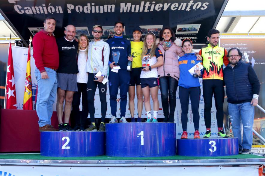 San Silvestre 2018 - Pódium de los ganadores y las autoridades municipales con ellos. 158112