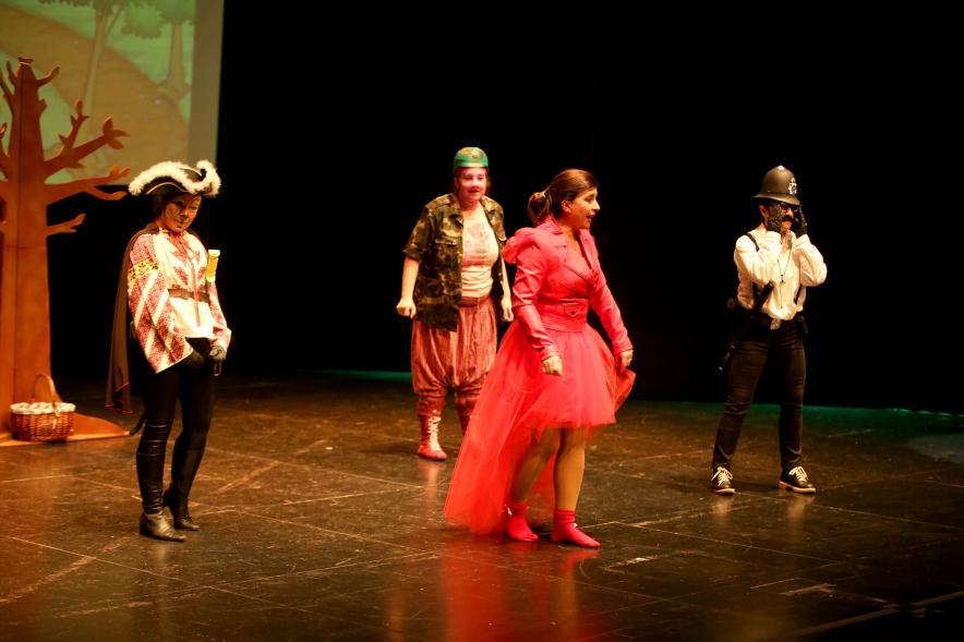 Actuación teatral en la Muestra. 