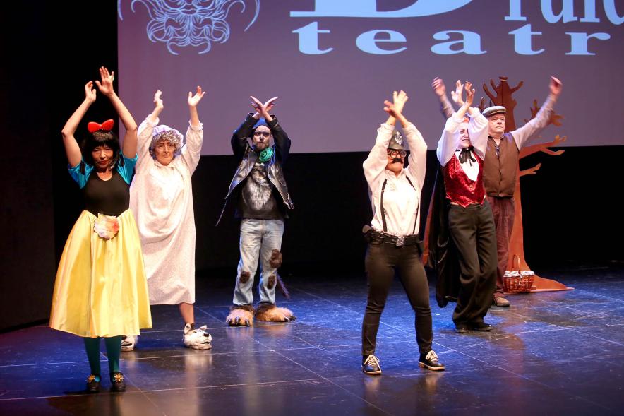Actuación teatral.