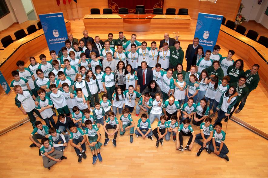 Recepción VALCUDE Alcobendas - Campeones de España -Cenital de todos los componentes del equipo junto al alcalde García de Vinuesa y la concejal Mar Rodríguez.